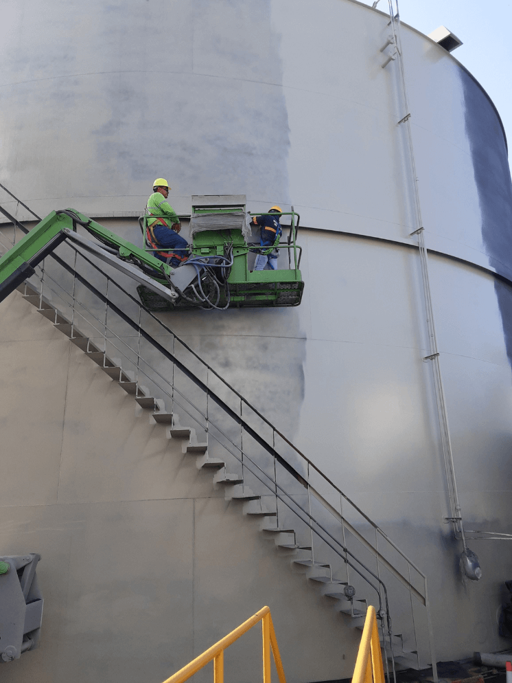 Trabajos en tanques de la Terminal de Combustible en Guatemala.